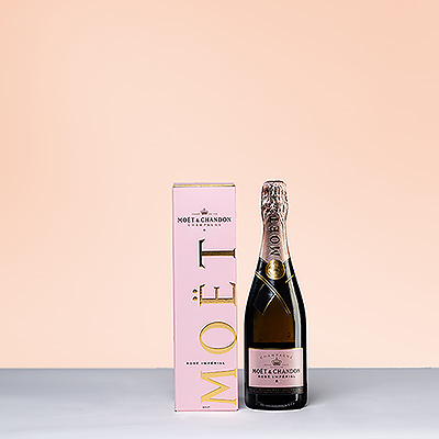 Appréciez la beauté exquise de Moët & Chandon Rosé Impérial. Ce champagne rosé vif et intense offre un bouquet séduisant de fruits rouges tels que la fraise des bois, la framboise et la cerise, avec des notes de rose et de poivre. Un plaisir à boire, le champagne Moët Rosé trouve l'équilibre parfait entre la vivacité et la rondeur de la finale.