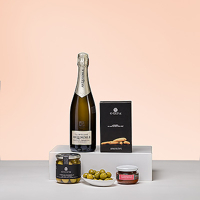 Quoi de mieux que de déguster une coupe de champagne avec des amuse-gueules savoureux? Le champagne Lenoble Brut est associé à de délicieux petits fours européens, ce qui en fait un cadeau idéal.