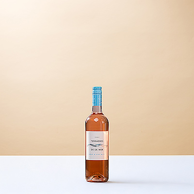 Envoyez le parfait cadeau de vin d'été à vos amis et à votre famille. Le Terrasses de la Mer Rosé d'Une Nuit, 75 cl, est un magnifique vin rosé français du Pays d'Oc. Cet assemblage de Syrah et de Grenache est un rosé sec et floral avec des notes de framboise et de pomme.