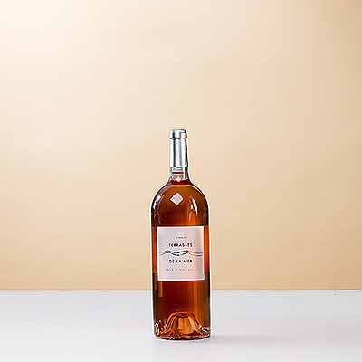 Envoyez le parfait cadeau d'été à vos amis et à votre famille. Une grande bouteille de 1,5 L de Terrasses de la Mer Rosé d'Une Nuit est un joli vin rose français de la région du Pays d'Oc. Cet assemblage de Syrah et de Grenache est un rosé sec et floral avec des notes de framboise et de pomme.