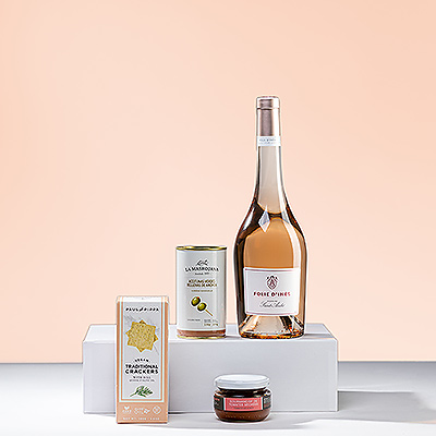 Savourez ce vin rosé frais lors d'une belle soirée d'été. Ce cadeau d'été comprend un rosé français raffiné accompagné de tapenade rouge européenne, de craquelins artisanaux à l'aneth et d'olives Manzanilla aux anchois.