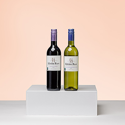 Stellenrust est un domaine viticole familial d'Afrique du Sud, certifié Fairtrade, dont la devise est "where excellence meets winemaking". Cet adorable cadeau de dégustation de vin rouge et de vin "Kleine Rust" est un cadeau de vin délicieux et buvable pour toutes les occasions.