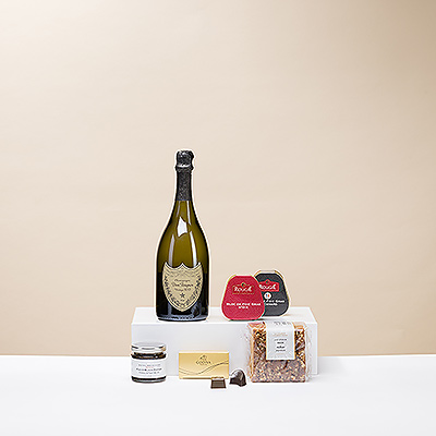 Le luxe incomparable du champagne Dom Pérignon Vintage 2013, le foie gras français et les chocolats belges de Godiva sont inclus dans ce généreux coffret cadeau.