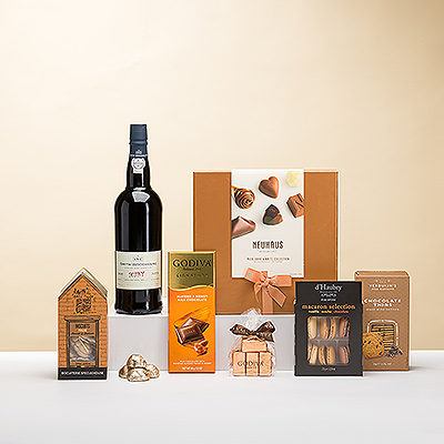 Les délices d'un porto fin et d'un chocolat belge de qualité supérieure et d'autres douceurs sont combinés dans ce cadeau élégant. Le porto Smith Woodhouse Fine Ruby est délicieux à siroter avec de luxueux pralinés au chocolat belge Neuhaus, des Noisettines Godiva, des biscuits au chocolat et des biscuits pralinés, des Ferrero Rocher, de riches macarons et bien d'autres choses encore.