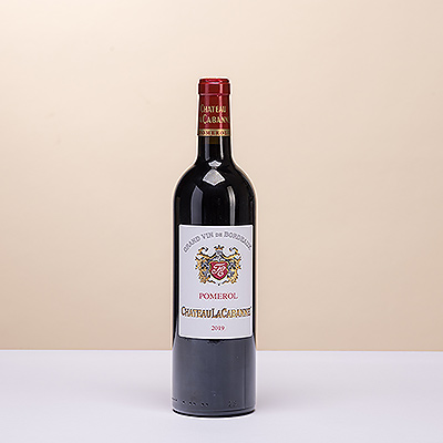 Pomerol prestigieux qui colore le verre d'une couleur profonde et sombre. Beau merlot. Nez plein d'arômes automnaux tels que les feuilles sèches, les champignons et un aspect animal, bien équilibré par de petits fruits noirs.