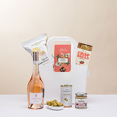 Un pique-nique gourmand pour un après-midi ensoleillé ! Nous avons emballé une fantastique collection des meilleurs en-cas salés européens dans un sac réutilisable de Koziol, à déguster avec une belle bouteille de vin rosé.