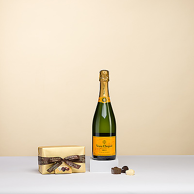 Voici un cadeau qui est la perfection à l'état pur : l'emblématique champagne Veuve Clicquot Brut et un Ballotin Godiva enrobé d'or.