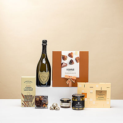 Certains cadeaux sont l'incarnation même du luxe, du style et du plaisir. Ce cadeau gastronomique VIP associe l'élégance inégalée du champagne Dom Pérignon Vintage aux emblématiques pralines au chocolat belge Neuhaus, aux chocolats Godiva Carrés, aux mendiants Corné Port-Royal, aux savoureuses olives Manzanilla, à la tapenade artisanale et aux délicieux biscuits salés.