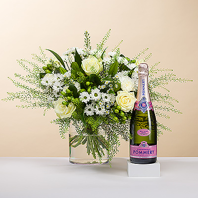Offrez un bouquet de fleurs blanches fraîches avec le plus séduisant des champagnes rosés. Aussi brillant qu'un diamant scintillant, nous vous présentons ce bouquet élégant, tout en blanc. Les belles roses blanches sont accompagnées de différentes verdures de saison.