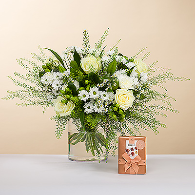 Aussi brillant qu'un diamant étincelant, nous vous présentons ce bouquet élégant, tout en blanc. Le bouquet est accompagné d'un ballotin de 250 g de luxueux chocolat belge Masterpieces de Neuhaus.