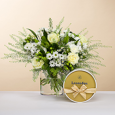Aussi brillant qu'un diamant étincelant, nous vous présentons cet élégant bouquet blanc. Il est accompagné d'une belle boîte ronde de chocolats Leonidas classiques.