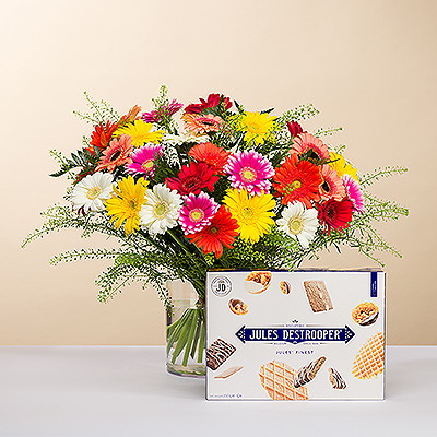 Créez un sourire sur le visage de quelqu'un avec un bouquet de gerberas frais de taille moyenne aux couleurs vives! Les fleurs sont accompagnées d'une délicieuse boîte de biscuits assortis Jules Destrooper's Finest.