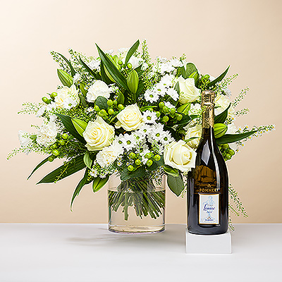 Voici un cadeau floral au champagne pour les occasions très spéciales. Aussi brillant qu'un diamant scintillant, nous vous présentons ce bouquet élégant, tout en blanc. Les belles roses blanches sont accompagnées de différentes verdures de saison.