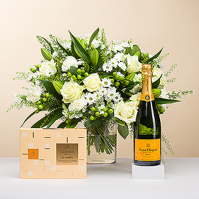 Aussi beau qu'un diamant, nous vous présentons cet élégant bouquet tout blanc. 
Le bouquet est accompagné d'une bouteille de champagne Veuve Clicquot et d'une boîte de délicieux chocolats Carré à base de chocolat au lait Godiva pour un cadeau inoubliable.