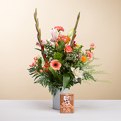 Ce superbe bouquet avec une magnifique palette de couleurs impressionnera. Un ballotin de 250 g de chocolat belge de luxe Neuhaus Masterpieces accompagne le bouquet spectaculaire.