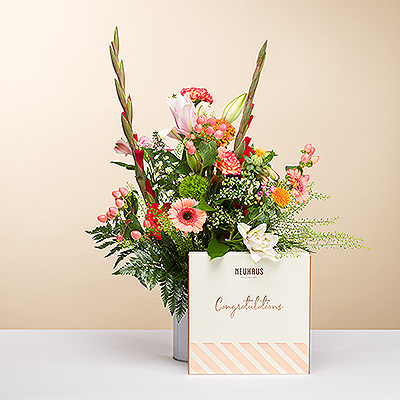 Ce magnifique bouquet avec une belle palette de couleurs impressionne. De luxueux chocolats belges Neuhaus Congratulations accompagnent ce magnifique bouquet.