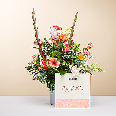 Ce magnifique bouquet avec une belle palette de couleurs impressionne. De luxueux chocolats belges Neuhaus Happy Birthday accompagnent ce magnifique bouquet.