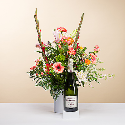 Ce superbe bouquet avec une magnifique palette de couleurs impressionnera.Le magnifique bouquet est présenté avec Léon & Lucien Blanc de Noirs, un champagne français très agréable à boire avec de fines bulles, un bouquet fruité avec des notes de levure, et une saveur minérale persistante en bouche.