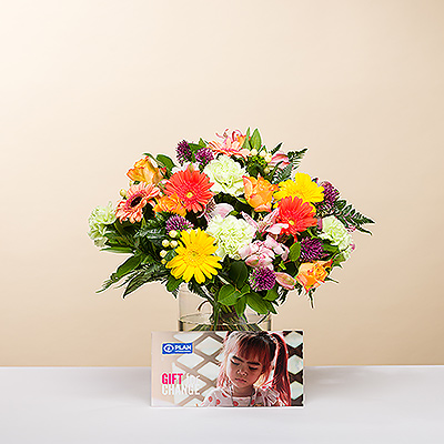 Ce magnifique bouquet de saison accompagné d'un don de charité apportera un sourire! Nos fleuristes créent chaque bouquet à la main en utilisant les fleurs les plus fraîches de la saison.