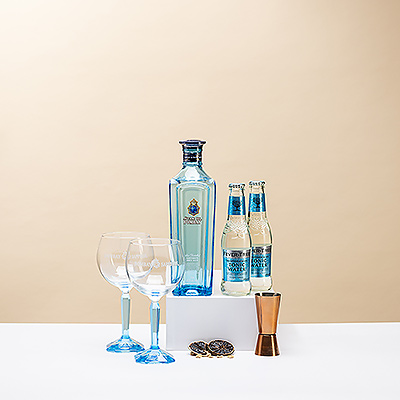 Préparez le parfait gin tonic avec le légendaire Star of Bombay présenté avec Fever Tree Mediterranean Tonic, un jigger en cuivre et une paire de verres Bombay Sapphire.