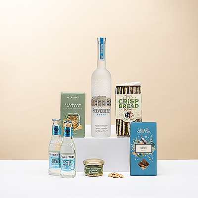 Détendez-vous avec une vodka tonique exquise accompagnée de délicieux snacks gourmands. Ce cadeau élégant associe la vodka Belvedere Pure à une savoureuse pâte à tartiner Courgette au Basilic de Provence, à de délicieuses chips et à des amandes biologiques au sel de mer.