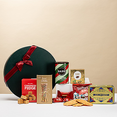 Un chaleureux Cozy Holiday Hot Chocolate, Tea & Sweets Gift Box avec chocolat chaud Barú, chocolats belges, caramels, biscuits Jules et truffes Mathez — idéal pour une douce soirée de Noël.