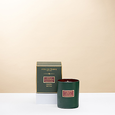 Entrez dans l'esprit de Noël avec une édition spéciale de la bougie parfumée Atelier Rebul Pomme et Cannelle.