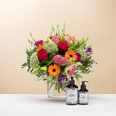 Le bouquet du jour est un bouquet noué à la main par nos fleuristes avec les fleurs de saison toutes fraîches. Le joyeux bouquet est accompagné d'un ensemble de savon pour les mains et de lotion de la marque de style de vie The Gift Label, basée à Amsterdam.