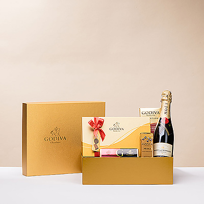 Portez un toast à l&#39;amour ou à un anniversaire spécial avec la combinaison parfaite de chocolats Godiva et d&#39;une bouteille de 37,5 cl de champagne Moët & Chandon, joliment présentée dans un coffret cadeau Godiva.