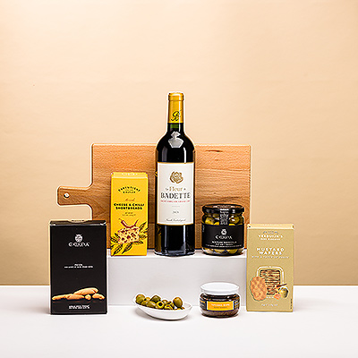 Les tapas seront inoubliables grâce à l'association parfaite d'un vin rouge français et d'amuse-gueules présentés sur une planche à tapas en bois.