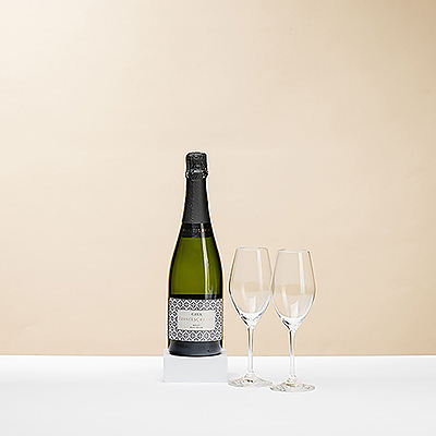 Le Cava Brut Francesc Ricart est un bel exemple du vin mousseux espagnol emblématique, à la robe jaune pâle et aux bulles fines et pétillantes. Les magnifiques verres Schott Zwiesel sont spécialement conçus pour mettre en valeur les bulles des vins mousseux et des champagnes.