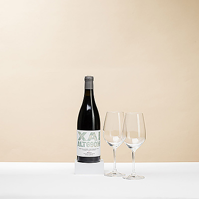 Le Xai Alt 690M est un élégant vin rouge espagnol de la cave Altos de Rioja. Le vin est présenté avec une paire de verres à vin Schott Zwiesel.