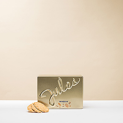 Découvrez un délicieux assortiment de biscuits Jules Destrooper, cachés comme un trésor dans leur magnifique boîte en fer vintage.