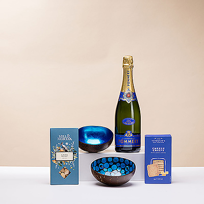Ouvrez une élégante bouteille de champagne Pommery Brut pour un apéritif élégant entre amis ! La fine bulle est présentée avec de magnifiques plats de service bleus faits à la main et des amuse-gueules salés.