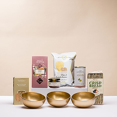 Met deze stijlvolle combinatie van hartige hapjes en een trio van handgemaakte goudkleurige serveerschalen wordt het organiseren van een feestje een fluitje van een cent. Het is een geweldig geschenkidee voor verjaardagen, bedankjes en gastvrouw- of housewarminggeschenken.