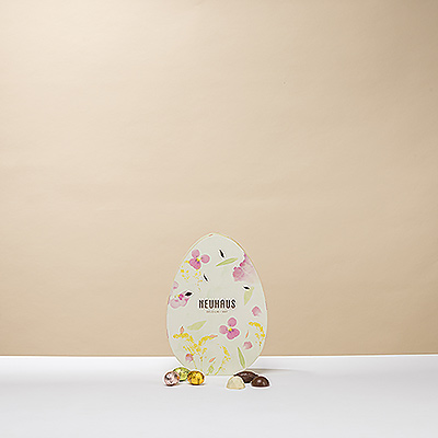 Ouvrez le grand œuf de Pâques Neuhaus et découvrez une délicieuse sélection des meilleurs chocolats belges au lait, fondants et blancs de Neuhaus, ainsi que des œufs en chocolat colorés.