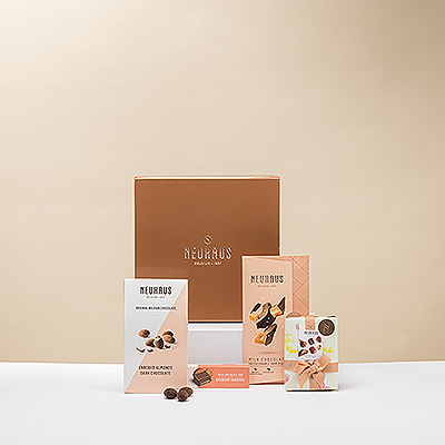 Accueillez les journées ensoleillées du printemps avec un délicieux coffret cadeau de chocolats belges Neuhaus. Une délicieuse collection de chocolats emblématiques de Neuhaus est emballée à la main dans un magnifique coffret avec logo.