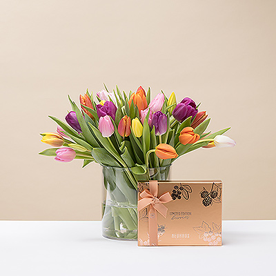 Illuminez Pâques avec un magnifique bouquet de tulipes fraîches et des œufs de Pâques en chocolat belge de Neuhaus dans une édition spéciale limitée.