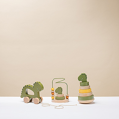 De speeltijd kan beginnen! Dit trio van klassiek houten speelgoed kreeg een leuke update met een schattig dino-ontwerp. De stapelringen, het trekspeelgoed en het kralendoolhof staan garant voor uren speelplezier voor de kleintjes, terwijl ook de fijne motoriek wordt ontwikkeld.