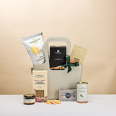 Wat is er leuker dan een heerlijke picknick met een vriend of geliefde? Dit unieke geschenk voor fijnproevers bevat een heerlijke verzameling Europese hartige snacks en hapjes, met de hand verpakt in een herbruikbare Koziol draagtas.