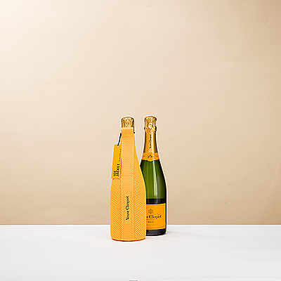 Un élégant cadeau Veuve Clicquot en édition limitée dans un élégant étui à glace jaune caractéristique de la maison. L'étui maintient votre Veuve à la température idéale pour préserver toutes les caractéristiques de votre bulle préférée.