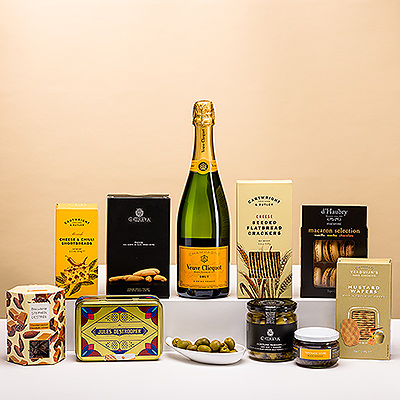 Pour un cadeau qui associe de grandes marques avec une abondance de saveurs riches, l'édition limitée Ultimate Gourmet Veuve Clicquot Summer est le choix parfait. Les amis, la famille et les collègues apprécieront chaque instant de ce somptueux coffret, grâce à la généreuse collection de délicieux en-cas associés au célèbre champagne Veuve Clicquot.