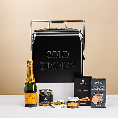 Le célèbre champagne Veuve Clicquot Yellow Label associé à de savoureuses bouchées gastronomiques - peut-on faire mieux ? Surprenez quelqu'un de spécial avec cet élégant cadeau de picnic emballé dans une glacière noire chic. La demi-bouteille de Veuve Clicquot est parfaite pour être dégustée avec de la tapenade artisanale, des olives Manzanilla, des gressins à l'huile d'olive extra vierge et des biscuits au gouda. C'est une idée de cadeau parfaite pour les mariages, les anniversaires, les cadeaux d'hôtesse, les cadeaux de remerciement et bien plus encore!