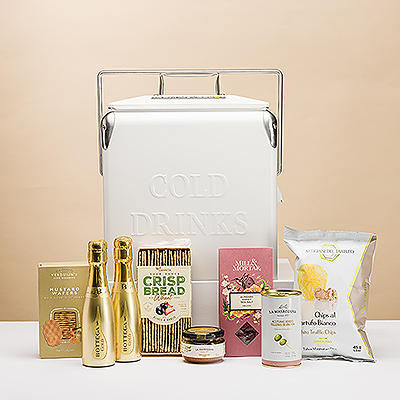 Voilà un cadeau élégant pour un picnic accompagné de bulles de Prosecco Bottega Gold pour deux! Nous avons emballé une délicieuse collection de tapenade artisanale, de chips à la truffe blanche, de crackers salés, d'amandes au miel et au sel de mer, d'olives aux anchois et d'autres amuse-gueules salés dans une glacière à boissons blanche chic. C'est un cadeau idéal pour les mariages, les anniversaires d'été et les remerciements.