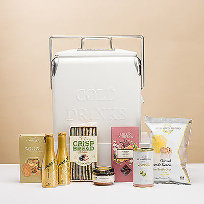 Un cadeau élégant pour un picnic avec des bulles sans alcool pour deux ! Nous avons emballé une délicieuse collection de tapenade artisanale, de chips à la truffe blanche, de crackers salés, d'amandes au miel et au sel de mer, d'olives aux anchois et d'autres amuse-gueules salés dans une glacière à boissons blanche chic. C'est un joli cadeau pour les mariages, les anniversaires d'été et les cadeaux de remerciement.