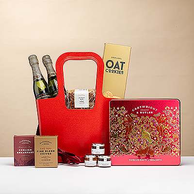 Surprenez vos proches avec un brunch de Noël pétillant au cava, emballé dans un sac fourre-tout rouge réutilisable de Koziol Taschelino. Ce sac contient tout ce qu'il faut pour un bon matin de Noël, y compris deux bouteilles de 20 cl de Père Ventura Tresor Nature Brut pour trinquer ensemble. Du cava espagnol au chocolat belge et du thé britannique au sac allemand, nous avons sélectionné le meilleur de l'Europe pour ce cadeau spécial de Noël.