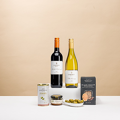 Voici notre bestseller Hospitality Tray , composé d6une sélection de vins sud-africains raffinés et de délicieuses spécialités européennes. C6est le cadeau gastronomique idéal à offrir à une personne chère en Europe pour témoigner votre appréciation ou votre gratitude.