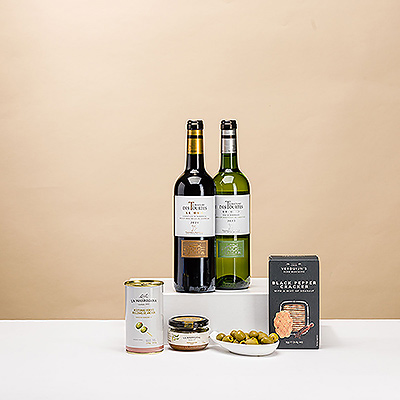 Hierbij onze bestseller Hospitality Tray met een paar rode en witte Franse wijnen en Europese lekkernijen. Het is het perfecte gastronomische wijncadeau om naar een speciaal iemand in Europa te sturen als blijk van waardering of dankbaarheid.