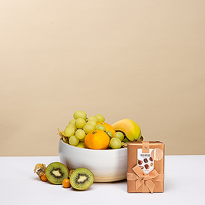 Geniet van dit heerlijke, gezonde, topkwaliteit fruit met een kleine zoete traktatie. Elk stuk fruit is met de hand geselecteerd en zorgvuldig verpakt in een mooie, herbruikbare schaal van natuurlijk bamboe voor een prachtige presentatie.