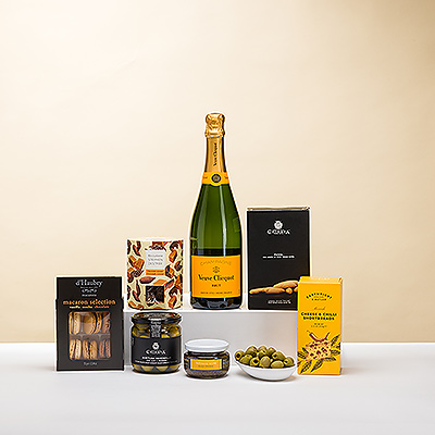 Ce cadeau de champagne et de friandises ne manquera pas de faire des heureux! Découvrez l'accord parfait entre l'emblématique champagne Veuve Clicquot Brut et des friandises sucrées et des amuse-gueules gourmands.